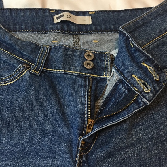 Women’s Levi’s Dark Washed Capris Pants - Picture 12 of 14